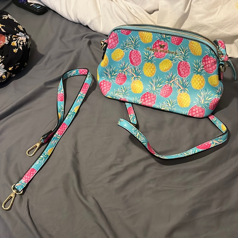 Pineapple print simply southern purse lightly used. Super cute for summer